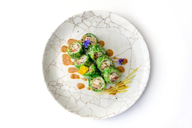 farfurii aranjate artistic